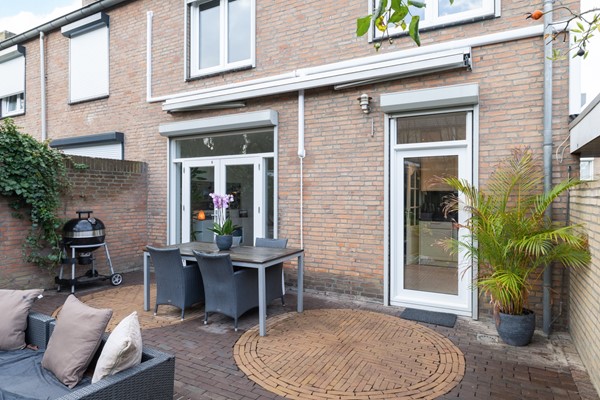 Foto - Verkocht onder voorbehoud: Rustig, aan verkeersluwe straat gelegen, goed onderhouden, half vrijstaande eengezinswoning met zolder, kelder, tuin, garage en
carport in Landgraaf